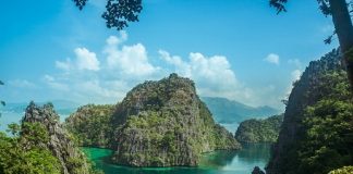 Không có gì là ngạc nhiên khi Palawan được xếp hạng là hòn đảo xinh đẹp nhất trên thế giới năm 2014 do độc giả của CN Traveler bình chọn. Nơi đây nổi bật với nước biển trong xanh, những vách đá vôi và rất nhiều đầm phá. Palawan cũng là nơi bảo tồn thiên nhiên cả trên đất liền và biển với những đàn cá heo nhảy sóng ngoài khơi, rùa biển làm tổ trên bãi biển cát trắng, hơn 600 loài bướm và những rừng dừa xanh tốt.