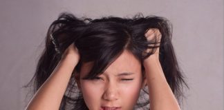 mụn mọc trên da đầu 