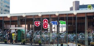 Sốc: Quán cà phê lấy ý tưởng từ... “phân”