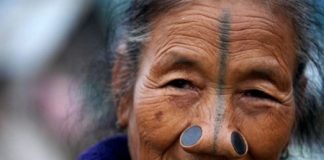 Tộc người làm đẹp bằng cách "đục mũi" kì dị ở Ấn Độ