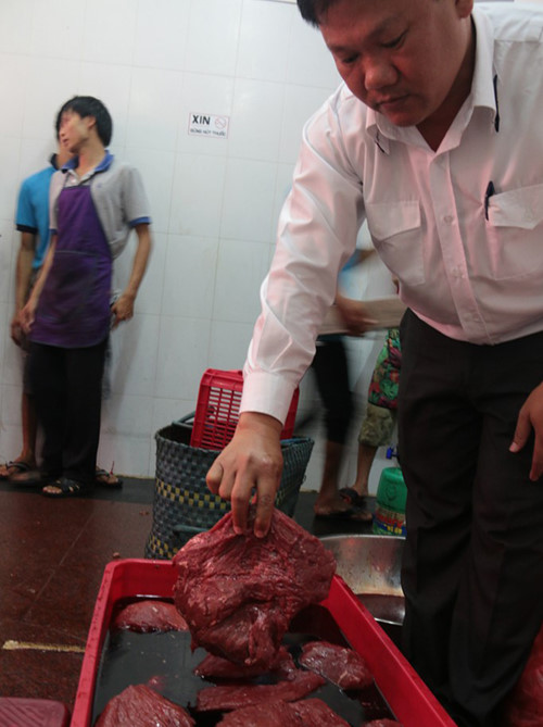 Cửa hàng bán thịt sạch dùng hóa chất biến thịt heo nái thành thịt bò 2