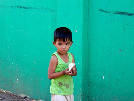 Một cậu bé người địa phương ở khu vực cảng của thành phố Puerto Princesa, Palawan