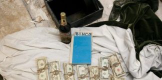 Kinh ngạc phát hiện 'kho báu' 50 năm tuổi trong tường nhà bếp