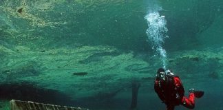 Công viên biến thành hồ nước mỗi mùa hè