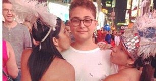 Hàng loạt phụ nữ khỏa thân khủng bố du khách