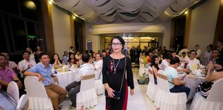 nguoi-me-muoi-mat-di-hoi-vo-cho-con-gai