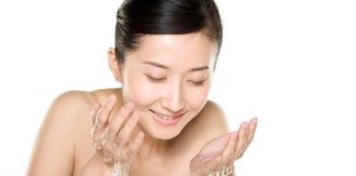 cách rửa mặt xoá nếp nhăn 