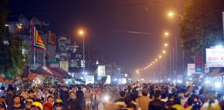 Nằm lăn ra đường xin tiền tại đêm hội chợ Viềng