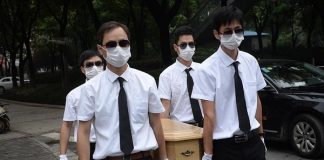 Tổ chức lễ tang long trọng cho một chú chó gây bão