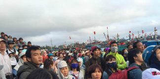 du-khach-hon-loan-len-tau-roi-dao-ly-son