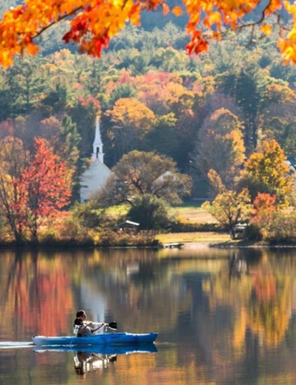 New Hampshire (Mỹ): Mùa thu ở đây cây cối đổi màu khiến những đồng cỏ, những con đường trở nên mộng mơ hơn hẳn. Cộng hưởng với đó còn là vô vàn ngôi nhà với vô vàn màu sắc. Ở New Hampshire, khách du lịch thích nhất với trải nghiệm chèo thuyền trên lòng hồ yên ả để ngắm khung cảnh lãng mạn xung quanh.