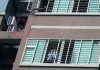 Cheo leo ngoài ban công suốt đêm để trốn chồng của nhân tình