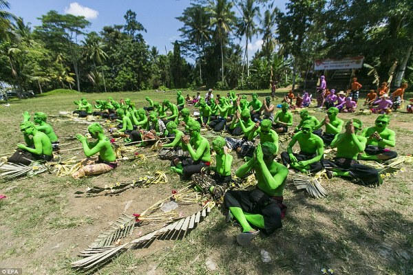 Khám phá lễ hội sơn xanh lên người để xua đuổi tà ma ở đảo Bali