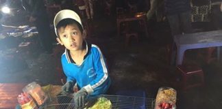 Cậu bé bán bánh tráng nướng nổi tiếng nhất Đà Lạt 