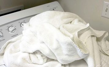Mẹo tẩy trắng, khử mùi khăn tắm ngày mưa - 1