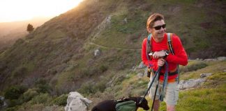 Người đàn ông mù đi phượt khắp thế giới nhờ iPhone và... chó