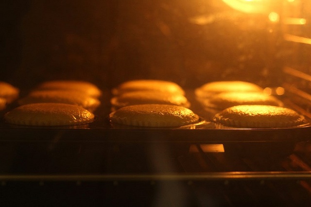 Cách làm bánh bông lan vị cam trong khuôn muffin