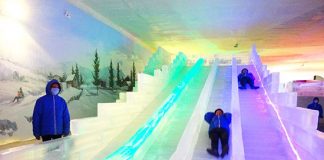 Khách tham quan trải nghiệm trượt băng tại khu vui chơi