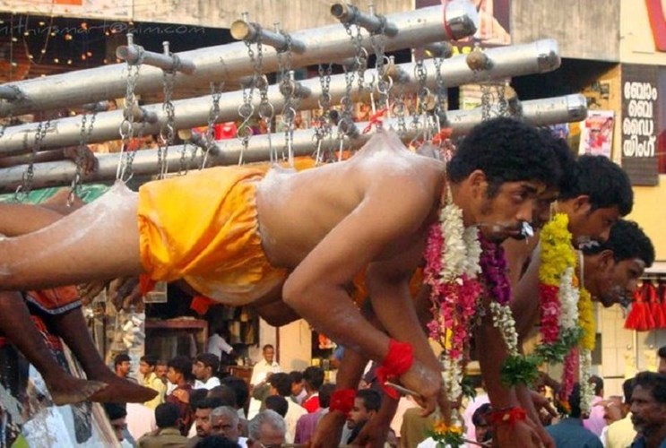 Rợn người với những nghi lễ kỳ quái, đẫm máu ở Ấn Độ