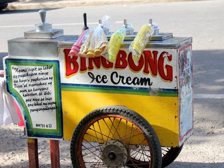 Quầy bán kem khu vực bên ngoài nhà thờ Inmaculate Conception ở Puerto Princesa, Palawan.