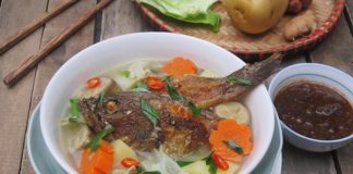 Canh cá mú nấu rau củ kiểu Philippines