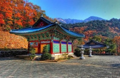 Công viên Quốc gia Seoraksan (Hàn Quốc): Công viên Seoraksan nằm ở tỉnh Gangwon. Seoraksan có ngọn núi cao nhất Hàn Quốc và nơi đây được khoác lên mình tấm áo đỏ rực của rừng phong lá đỏ vào mùa thu.