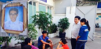 Gia đình chị Nguyễn Thị Lệ chờ cơ quan chức năng khám nghiệm tử thi (ảnh lớn) và di ảnh Đinh Thanh Thao