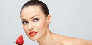 Tự làm mặt nạ dâu tây giúp làn da căng mịn 