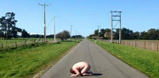 Đua nhau khỏa thân để tham gia trào lưu kỳ dị