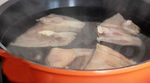 Cách nấu canh chua đầu cá hồi cho bữa cơm nóng hổi 4