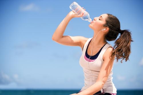 4 sai lầm trong cách uống nước mà bạn hay mắc phải