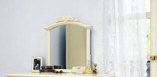 Trang trí bàn trang điểm để cầu bình an - 1