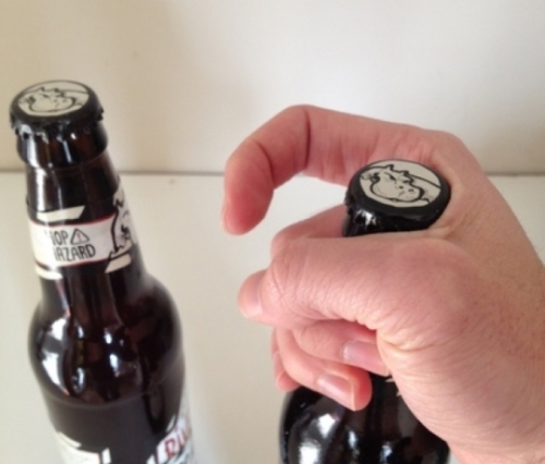 Cách mở bia bằng tay chỉ với một chai bia khác 2