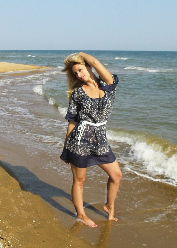 Tự may váy đi biển thật sành điệu từ khăn vuông 13