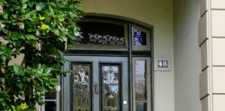 4 điều CẤM KỴ khi mở cửa ra vào - 1