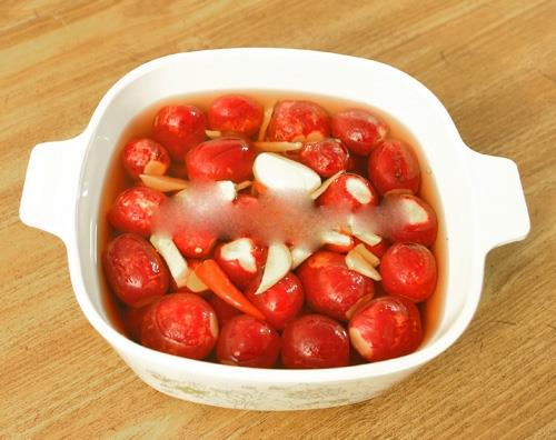 Cách muối dưa củ cải đỏ chua ngọt để dành ăn Tết