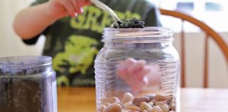 Cách làm chậu hoa bằng chai nhựa đơn giản mà độc đáo - 1