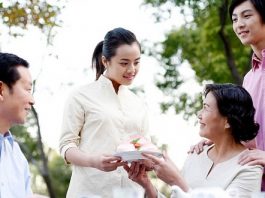 Làm sao để mẹ chồng yêu thương? - 1