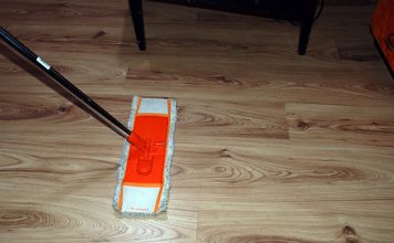 Cách lau sạch sàn gỗ bằng dấm trắng - 1