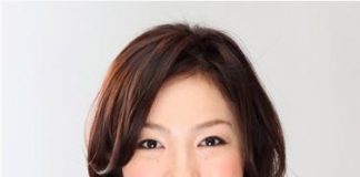 Cách tạo kiểu dễ thương cho tóc xoăn - 1