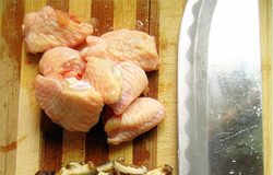 Hướng dẫn làm món gà hấp nấm ớt - 1