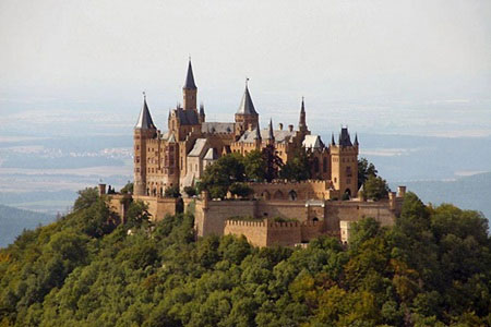 Những tòa lâu đài 'hút' khách nhất thế giới - 4