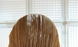 chăm sóc tóc ép bằng dầu xả