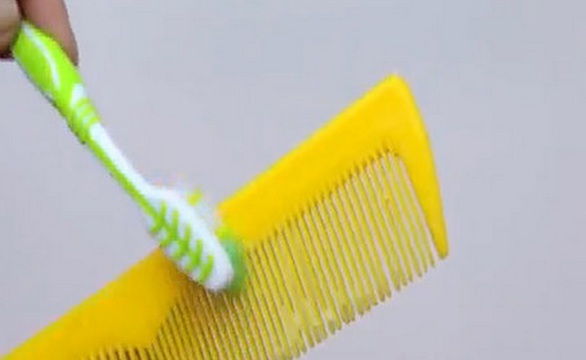 Mách bạn 2 cách vệ sinh lược chải tóc siêu đơn giản - 8
