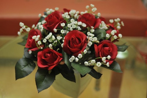 Các cách cắm hoa hồng để bàn đẹp trang trí nhà đón Tết	 - 1