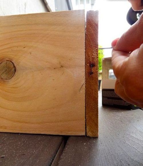 Cách làm chậu trồng hoa treo cửa sổ từ gỗ đơn giản 3