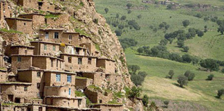 Ấn tượng những ngôi nhà gối đầu lên núi