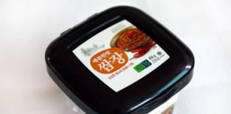 Biến hộp nhựa đựng đồ ăn thành đồng hồ để bàn xinh xắn 1