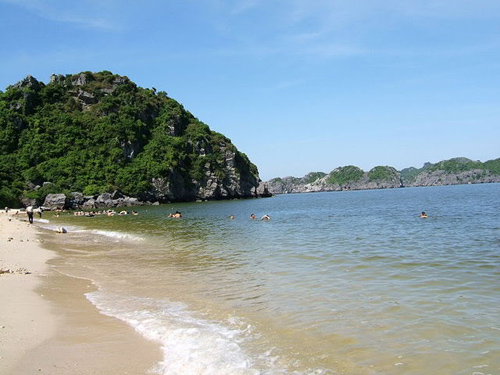 4 bãi biển đẹp ở miền Bắc không thể bỏ qua trong hè 2012  - 2