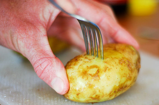 Cách nướng khoai tây bằng lò vi sóng